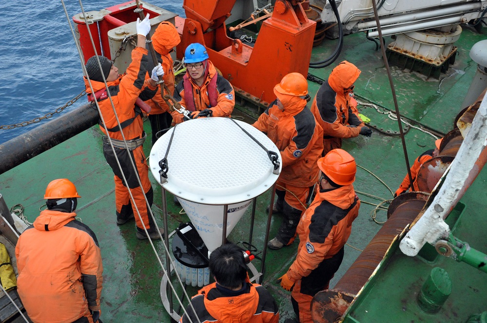 The Antarctic Expedition Team from Our Institute Completes China’s First Collection of Subsurface Bu