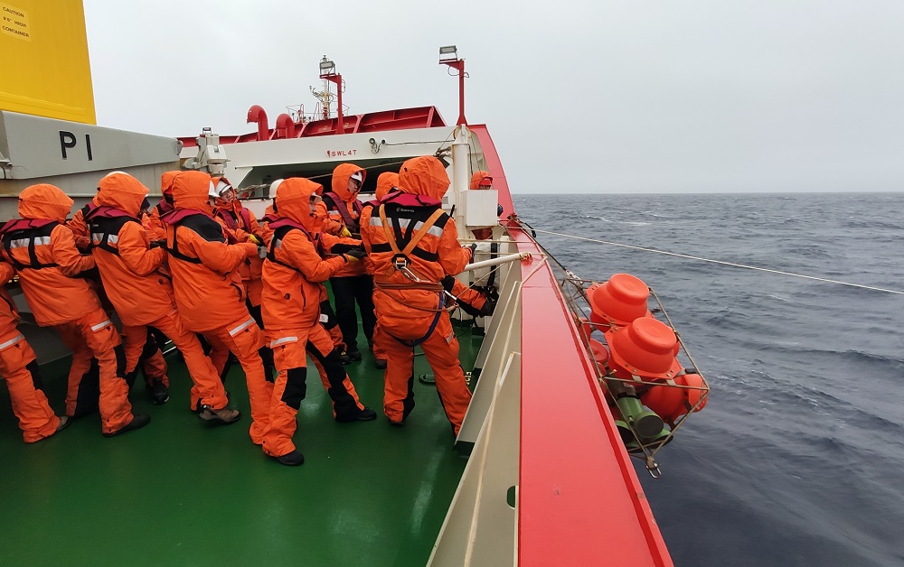 Completion of China's 37th Antarctic Expedition by Team Members of SIO