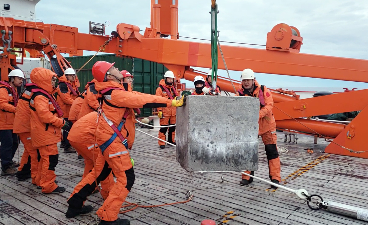 The crew members of SIO on Antarctic Voyage 37 completed the phased ecological environment investiga