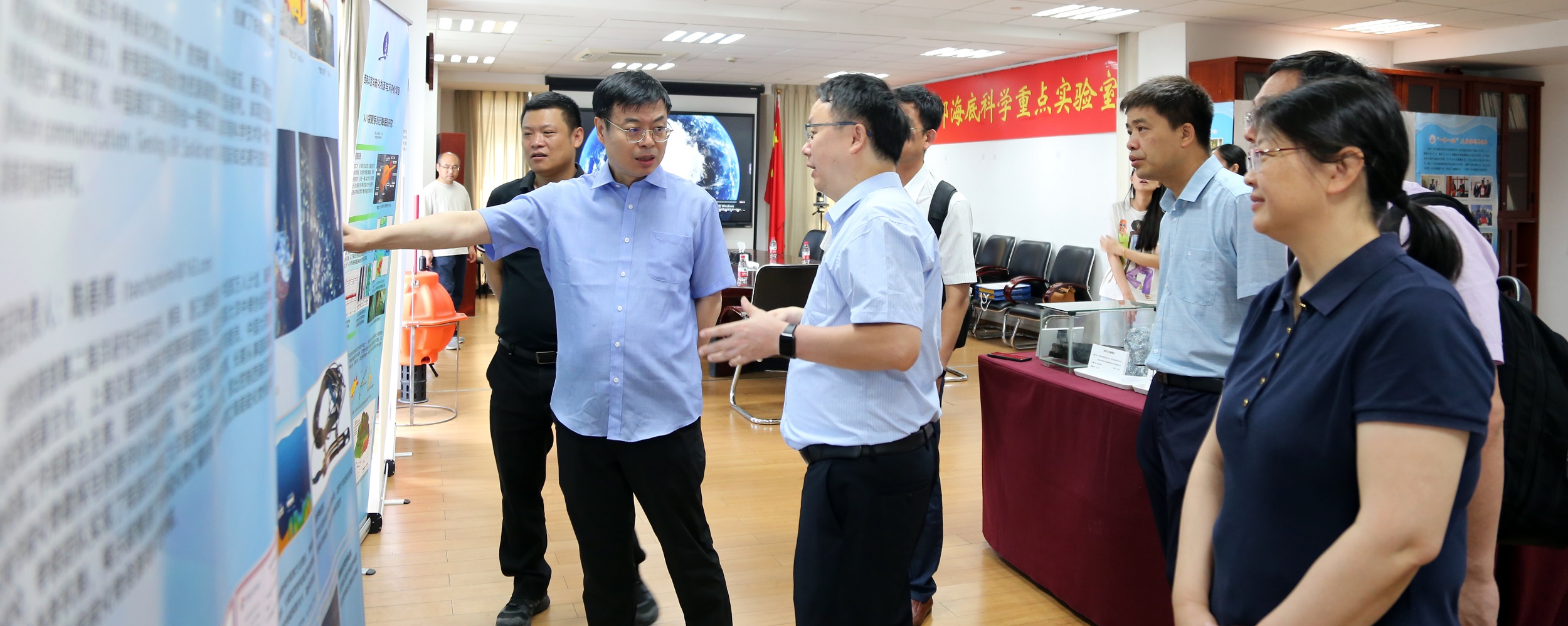 The delegation headed by Academician Jin Donghan, President of Tianjin University, visited the SIO for research